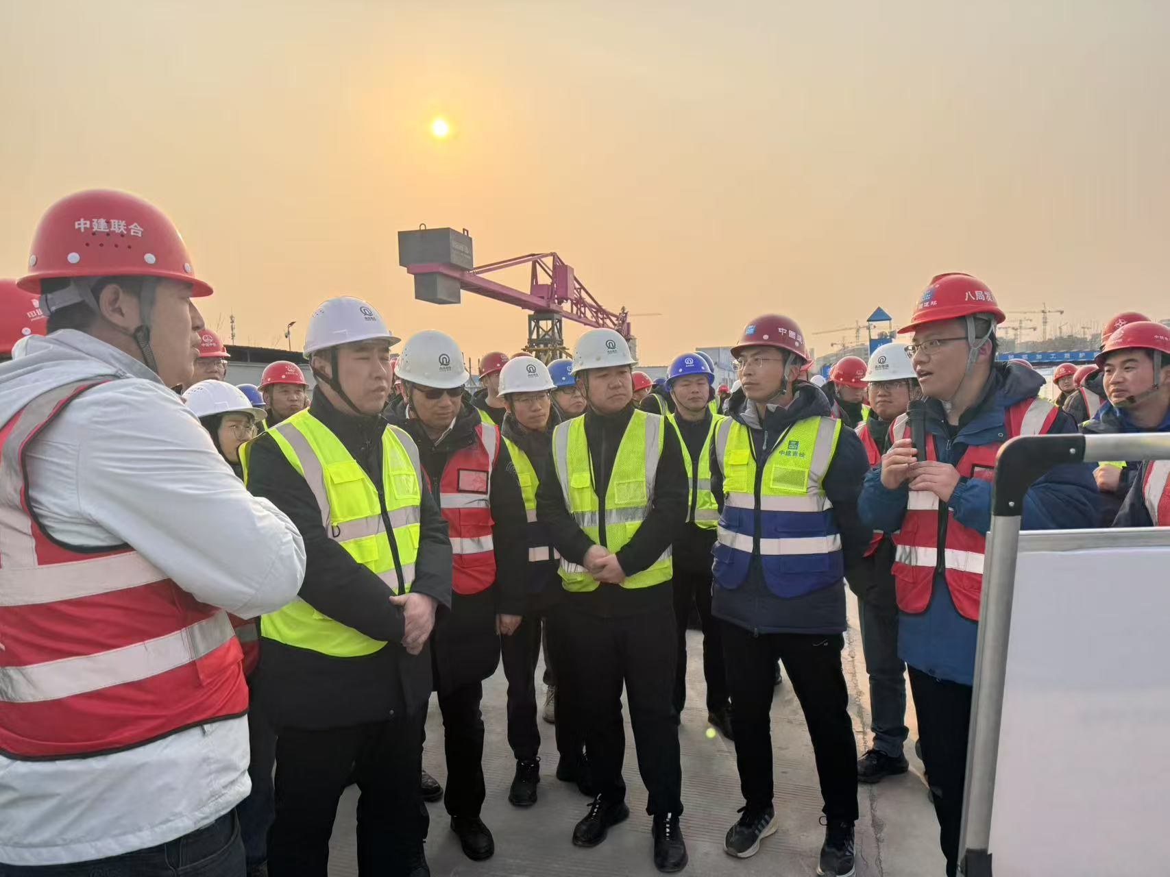 騰暉無人塔吊落地山東青島市紅島地鐵控制中心項(xiàng)目